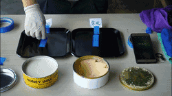 同一時(shí)間使用蜜蠟250的模具在差不多2秒后就掉落在桌面上，但使用常規(guī)蠟的模具還是牢牢地穩(wěn)固貼在模具上，附著力十分強(qiáng)，由此可見使用蜜蠟250的脫膜效果更勝一籌。