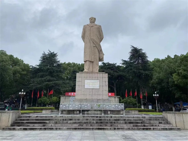 湖南大學(xué)，毛主席雕像